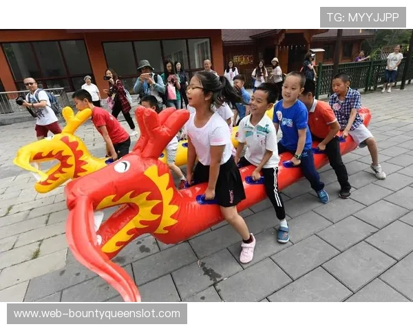 湖北掇刀区运动会办旱地龙舟，欢声笑语不断